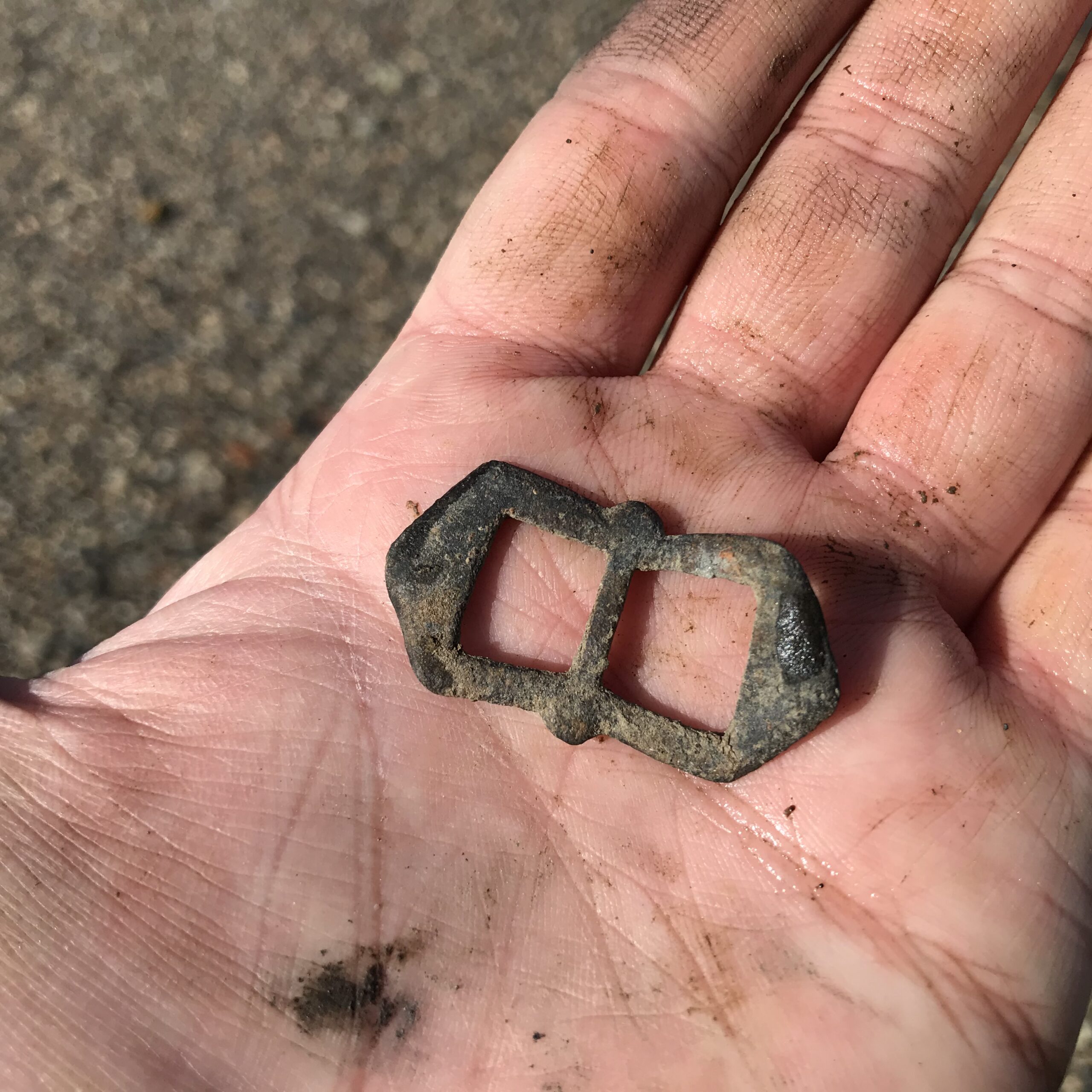 Double loop trapezoidal buckle