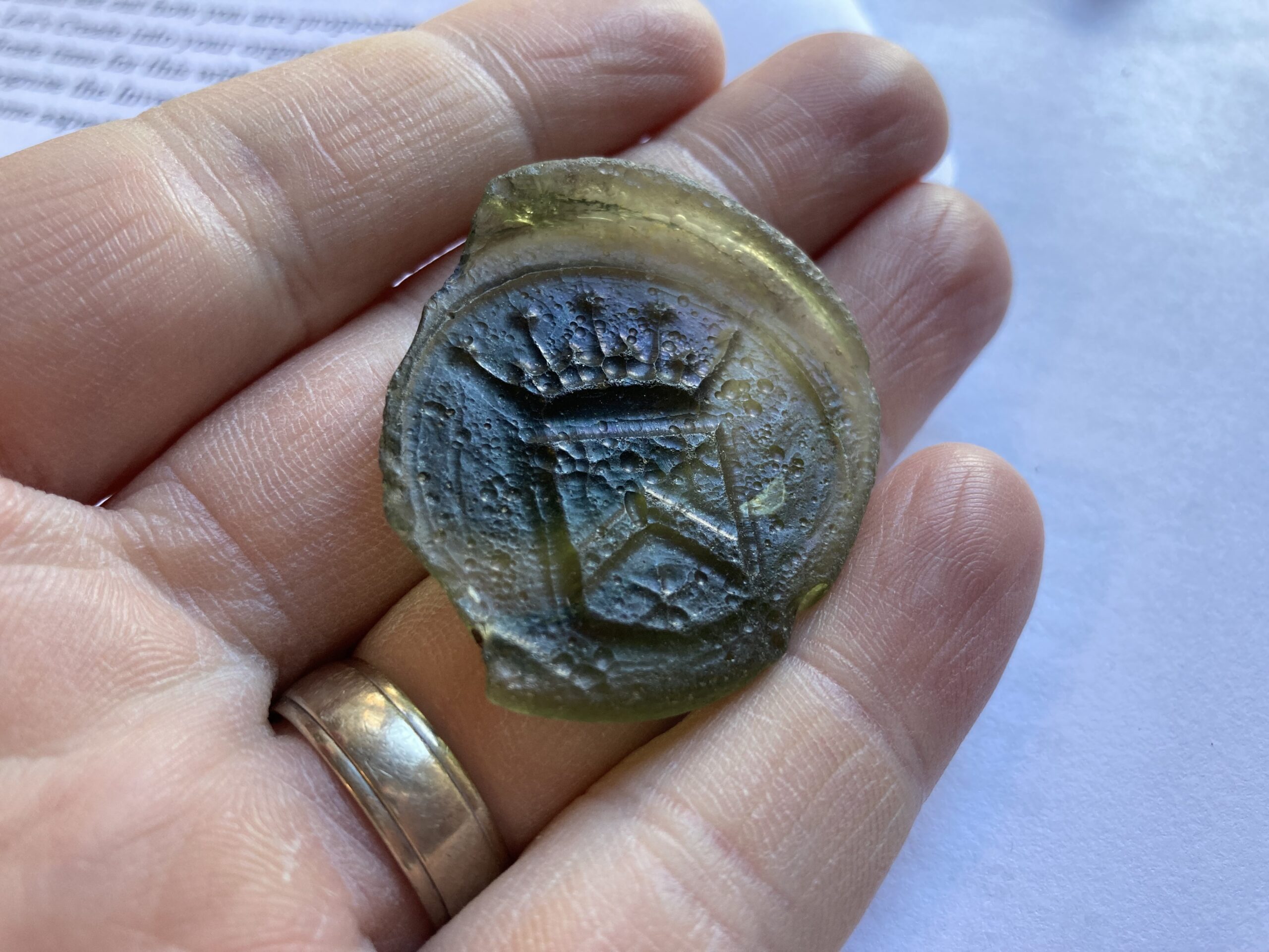 Bottle seal with heraldic design